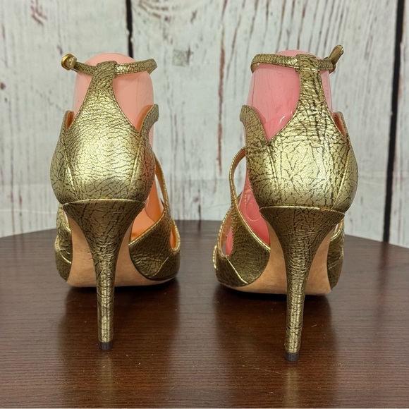 ALEXANDER MCQUEEN distressed crackled Gold leather gladiator strappy sandals 8 - Picture 6 of 17